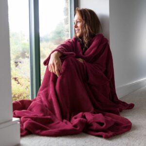Bilde av en kvinne i snug rug deluxe teppe - CampNord nettbutikk - Friluftsliv